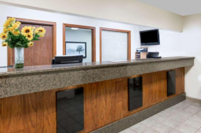 Days Inn & Suites by Wyndham Des Moines Airport